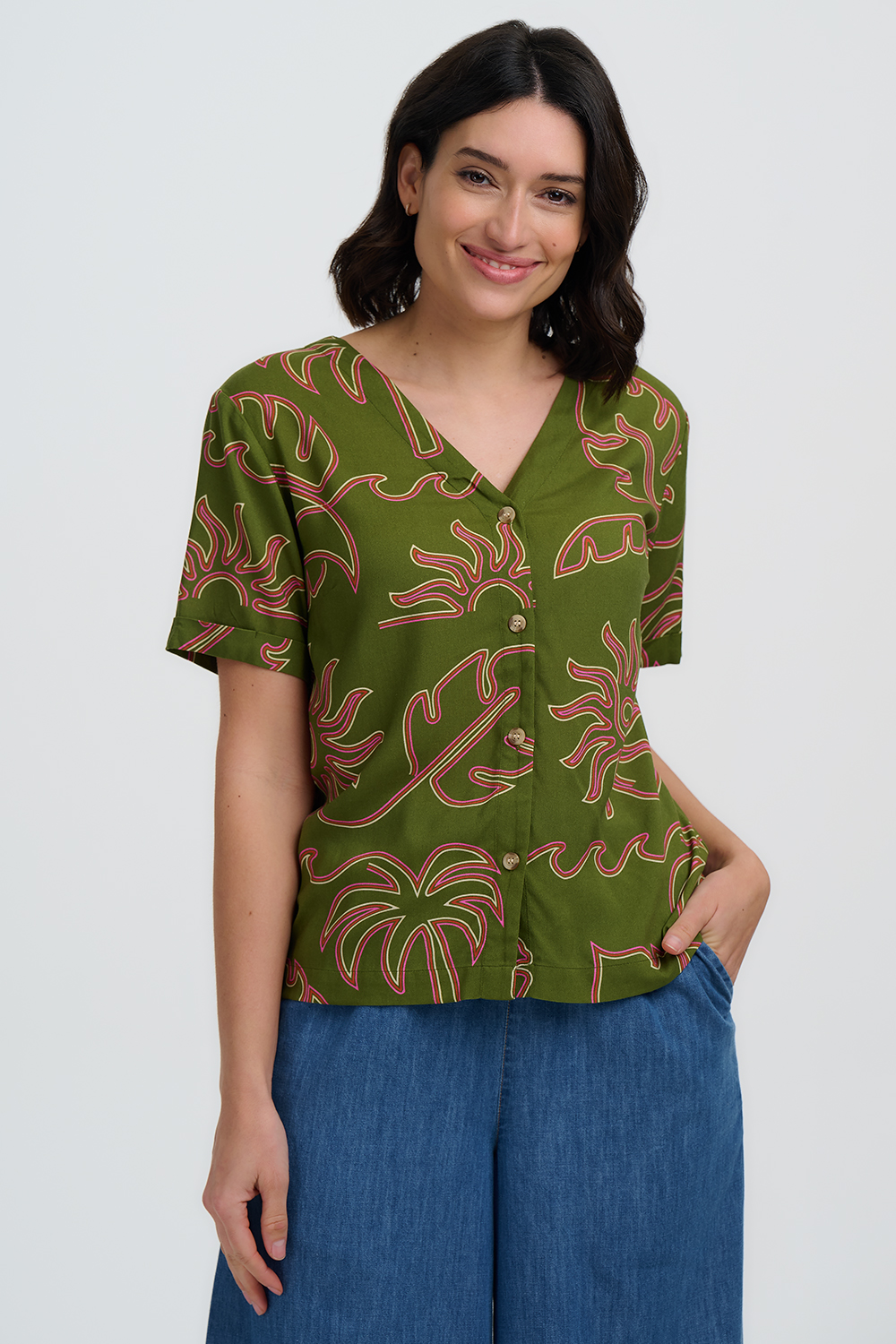 Camisa Caqui, dibujo lineal tropical