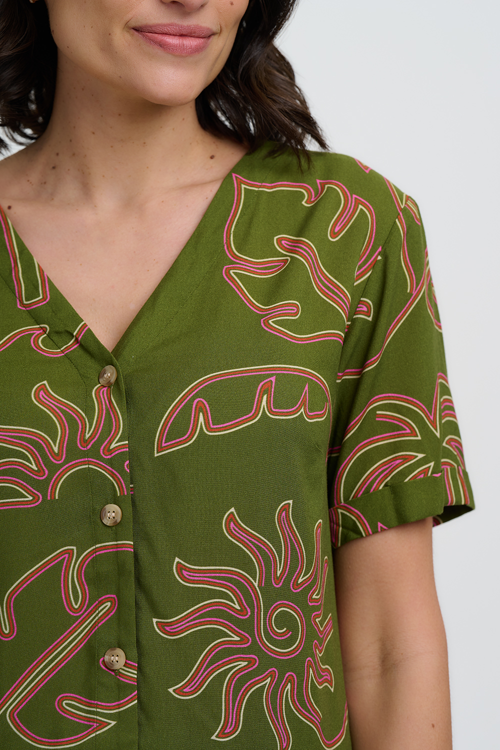 Camisa Caqui, dibujo lineal tropical - Imagen 3