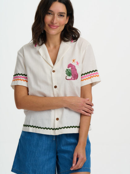 Camisa blanco roto, estampado leopardo rosa