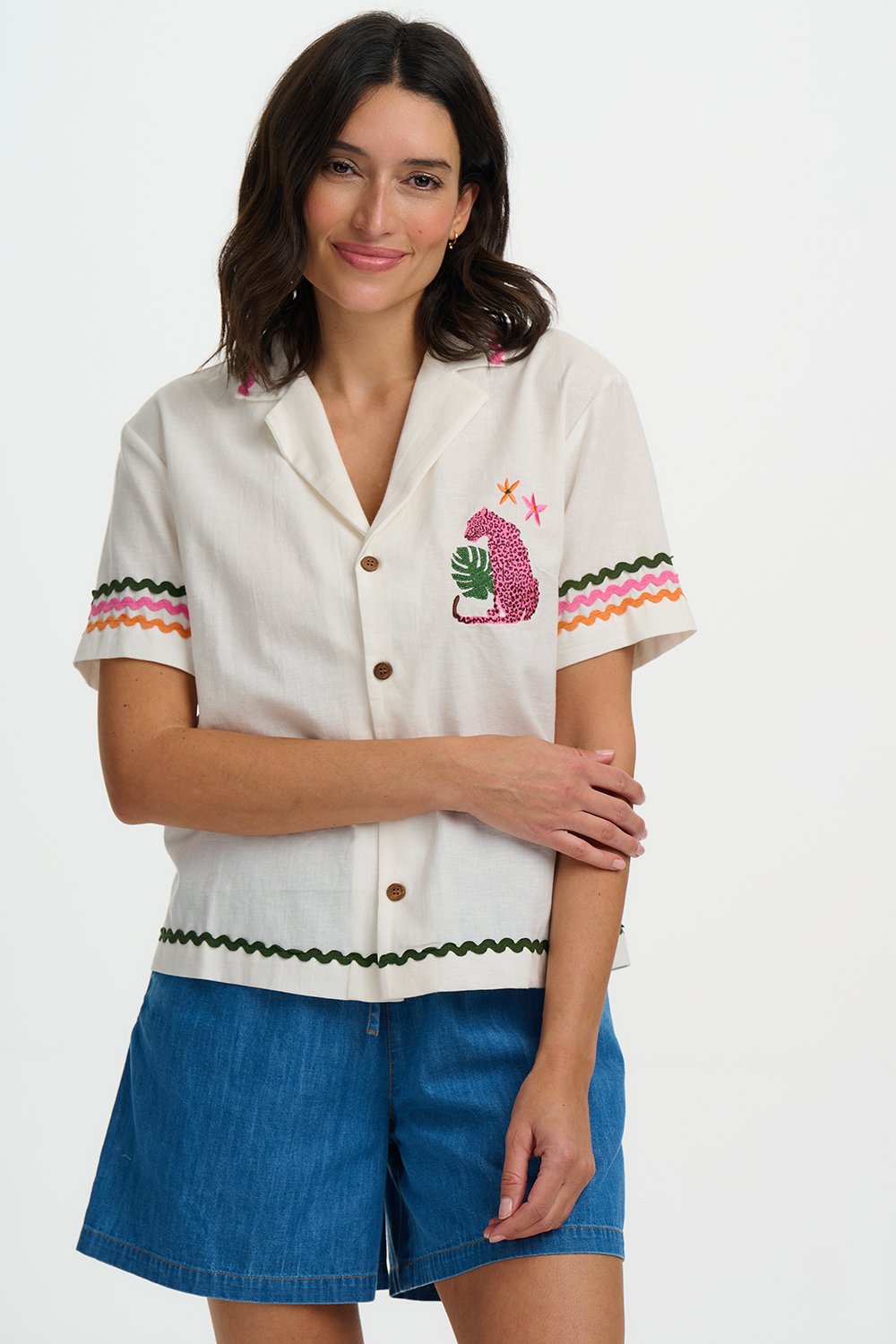 Camisa blanco roto, estampado leopardo rosa