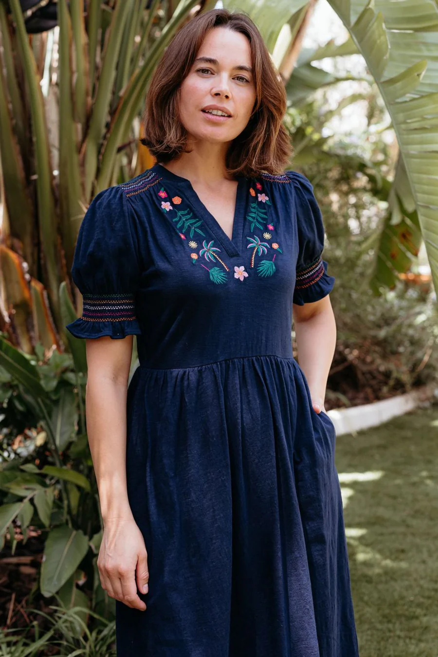 Vestido Midi - Azul marino, bordado de palmeras tropicales