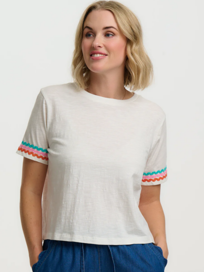 Camiseta blanca con ribete zig-zag