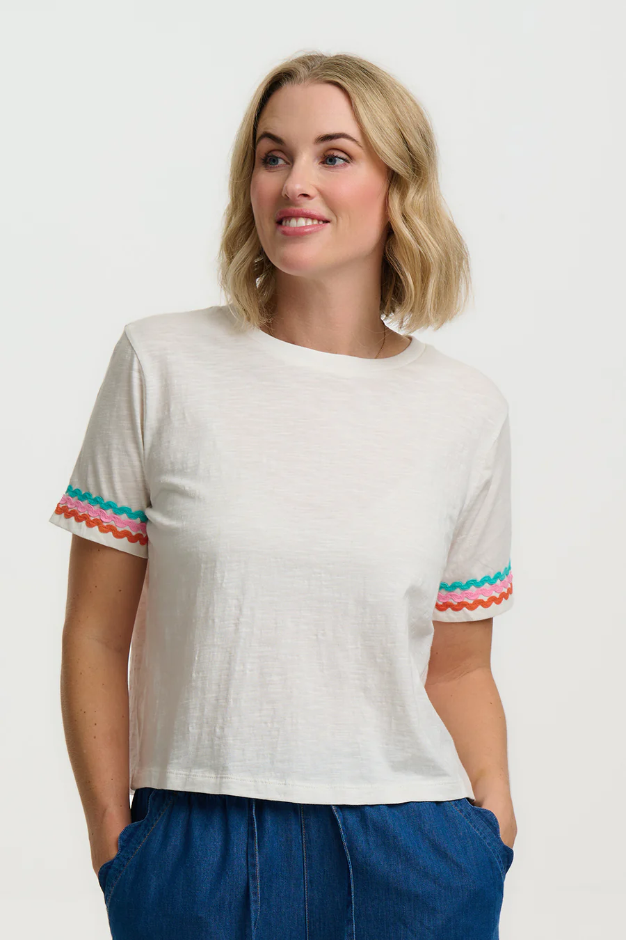Camiseta blanca con ribete zig-zag