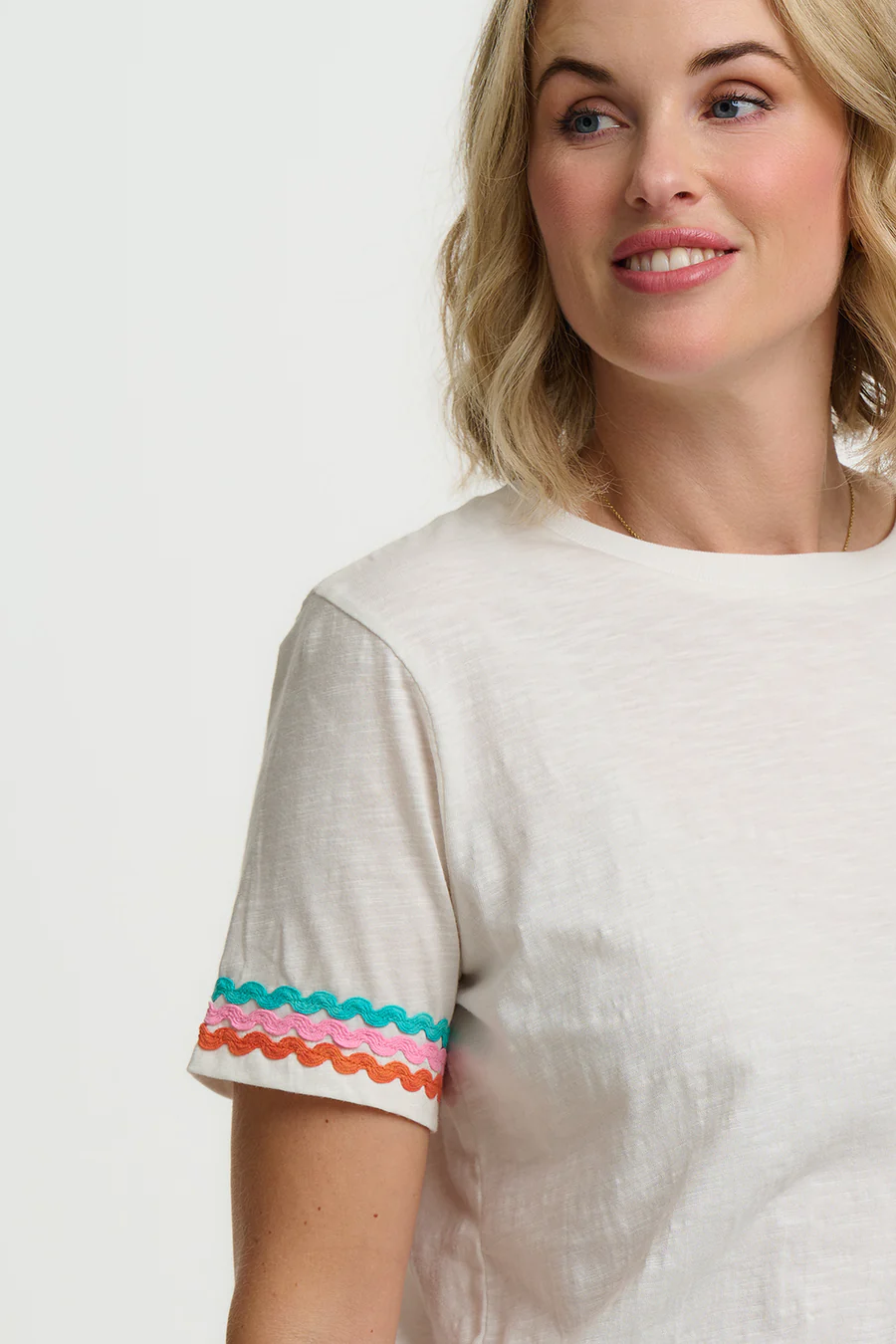 Camiseta blanca con ribete zig-zag - Imagen 2
