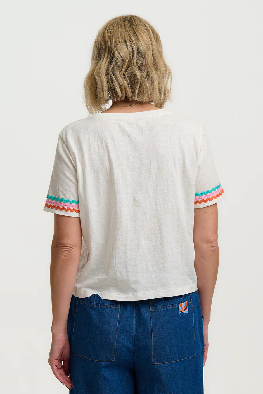 Camiseta blanca con ribete zig-zag - Imagen 3