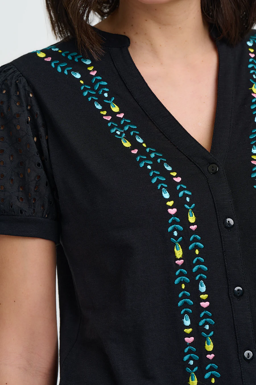 Camisa negra bordado folklore - Imagen 2